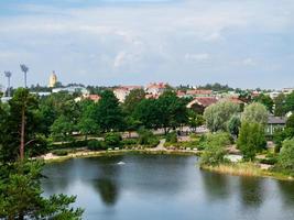 Blick auf die Stadt Kotka vom Park Sapokka, Finnland foto