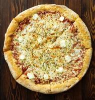 Vier-Käse-Pizza mit Dor-Blue, Parmesan, Feta, Oregano, Mozzarella, Tomatensauce, Draufsicht foto