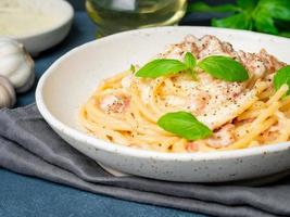 Carbonara-Nudeln. Spaghetti mit Pancetta, Ei, Parmesankäse foto