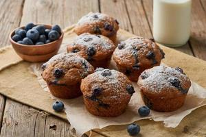 Blaubeermuffin, Seitenansicht. Muffins mit Beeren auf alten Leinenservietten foto