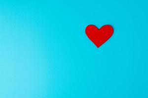 konzept der wohltätigkeits- und gesundheitsspende. Herzsymbol der Liebe und Romantik auf türkisfarbenem Hintergrund foto