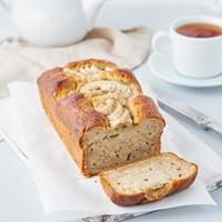 Bananenbrot, Kuchen mit Banane, Seitenansicht, vertikal. das morgendliche Frühstück mit Tee foto