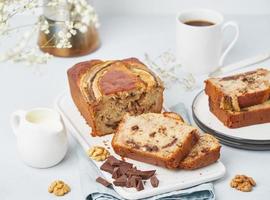 Bananenbrot. geschnittener kuchen mit banane, schokolade, walnuss. traditionelle amerikanische küche foto