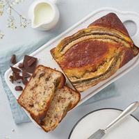 Bananenbrot. geschnittener kuchen mit banane, schokolade, walnuss. traditionelle amerikanische küche foto