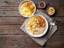 große schüssel mit leckeren und gesunden haferflocken mit apfel zum frühstück, morgenmahlzeit. foto