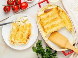 Cannelloni mit Füllung aus Ricotta und Petersilie, gebacken mit B-Camel-Sauce foto