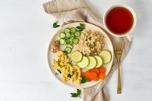 Ausgewogene glutenfreie Kost, Zucchini aus braunem Reis mit Rührei, Dash-Fodmap-Diät foto