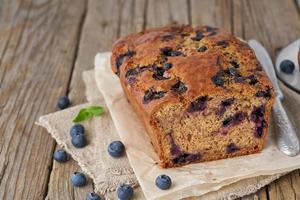 Bananenbrot auf altem Holztisch im Landhausstil, Stück Kuchen mit Banane, Seitenansicht, Kopierraum. foto