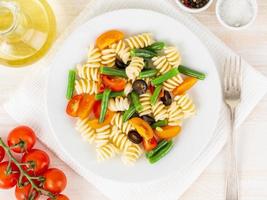 italienischer salat mit fusilli-paste tomaten, oliven, grünen bohnen, draufsicht, nahaufnahme