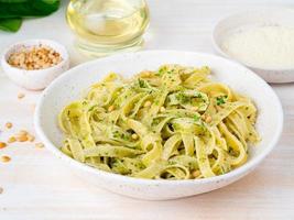 Tagliatelle mit Pesto-Sauce aus Basilikum, Knoblauch, Pinienkernen, Olivenöl foto