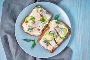 hering smorrebrod - traditionelle dänische sandwiches. schwarzes Roggenbrot mit Hering foto