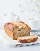 Bananenbrot, Kuchen mit Banane, Seitenansicht. das Frühstück am Morgen auf einem hellgrauen Hintergrund foto