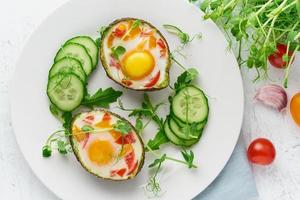 in Avocado gebackenes Ei, Toast, Frühstück, Draufsicht foto