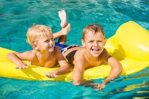 Kinder genießen den Sommertag am Pool foto