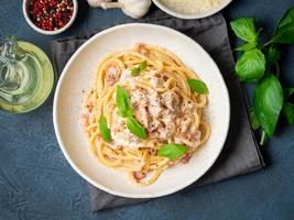 Carbonara-Nudeln. Spaghetti mit Pancetta, Ei, Parmesankäse foto