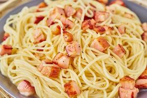 Carbonara-Nudeln. Spaghetti mit Pancetta, Ei, Parmesankäse und Sahnesauce foto