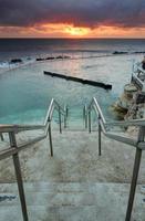 die stufen führen hinunter in bronte ozean badet australien