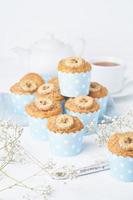 bananenmuffin, cupcakes in blauem kuchenförmchenpapier, seitenansicht, vertikal foto