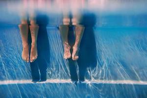 Erwachsene Beine unter Wasser im Schwimmbad