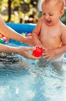 Spielen und Spritzen von Wasser in einem Schwimmbad