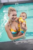 hübsche Mutter und Baby am Pool foto