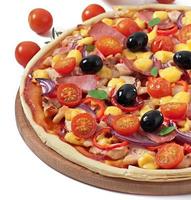 Pizza mit Gemüse, Huhn, Schinken und Oliven, isoliert auf weiss foto