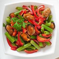 Salat mit Muscheln, grünen Bohnen und Paprika