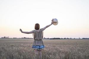 junge Frau, die sich auf den Feldern entspannt foto