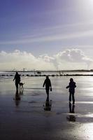 Familienspaziergang am Winterstrand foto