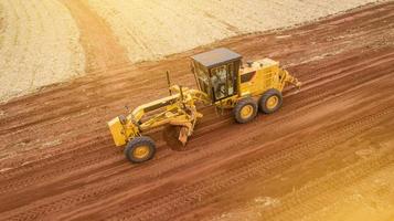 Traktor und Pflügen des Bodens für eine zukünftige Plantage. Traktor pflügt und bereitet den Boden vor. foto