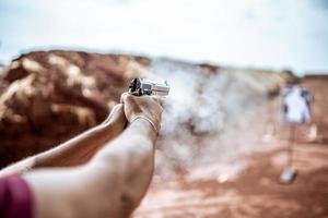 Detailansicht des Schützen mit Waffe und Training des taktischen Schießens, Fokus auf Pistole. Schussweite. foto