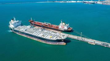 Luftbild von oben auf das Tankschiff im Hafen, das Ölterminal ist eine Industrieanlage zur Lagerung von petrochemischen Öl- und Gasprodukten, die für den Transport zu weiteren Lagerstätten bereit sind. foto