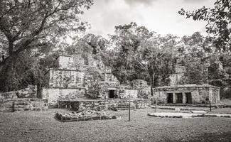 alte Maya-Stätte mit Tempelruinen Pyramidenartefakten Muyil Mexiko. foto