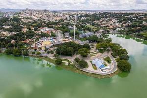 luftaufnahme von lagoa da pampulha, igreja sao francisco in der stadt belo horizonte, in minas gerais, brasilien. foto