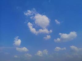 cumulus weiße wolken im blauen himmel natürlicher hintergrund schöner naturraum zum schreiben foto