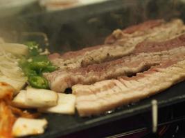 Gegrilltes Schweinefleisch gibt es auf dem Panpork-Grill, Bar-Bq, Thai-Barbecue, koreanischem Barbecue im thailändischen Stil, Thai-Barbecue-Buffet, Thai-BBQ-Buffet, Thai-BBQ oder Yakiniku Food Pork foto