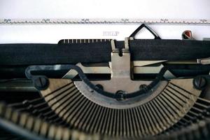 Beschriftungshilfe auf einem weißen Blatt mit einer alten Schreibmaschine.