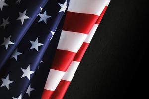flagge der vereinigten staaten von amerika mit einem platz für die inschrift.usa schwarzer hintergrund.