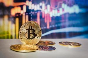 gold bitcoin mit handelsdiagramm im hintergrund virtuelles kryptowährungskonzept.