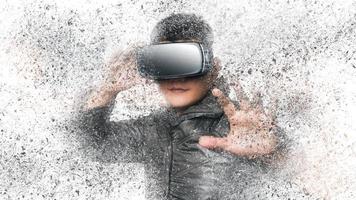 junger mann, der eine vr-brille mit zerfallseffekt verwendet. Konzept der virtuellen Realität der Metaverse-Technologie. Virtual-Reality-Gerät, Simulation, 3d, ar, vr, Innovation und Technologie der Zukunft in sozialen Medien.