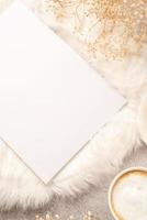 leeres kalendermodell mit karottenkuchendessert, kaffee und blumen auf weißem teppich foto