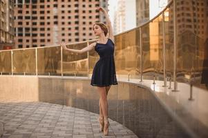 schöne Balletttänzer Ballerina im Freien