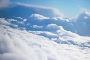 flauschige Wolken von oben foto