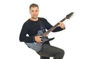 Mitte erwachsener Mann spielt Gitarre foto