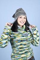 glückliches Mädchen in Pullover und Wollmütze foto