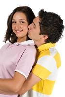 Porträt eines jungen Paares, das sich küsst foto
