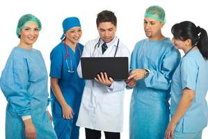 freundliches Ärzteteam mit Laptop foto