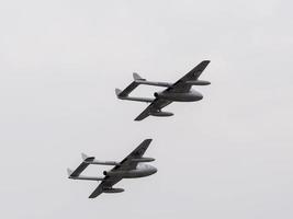 dunsfold, surrey, uk, 2016. zwei de havilland-vampire kreisen über dem dunsfold-flugplatz foto