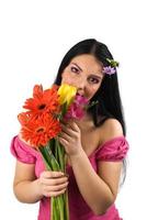 einsame Frau mit Frühlingsblumen foto