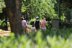 Die Familie geht im Stadtpark spazieren foto